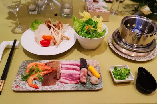 精致的小火鍋，用的是綠色燃料——乙醇。