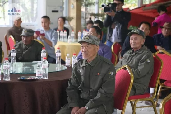 臺(tái)上展風(fēng)采，臺(tái)下笑開(kāi)懷