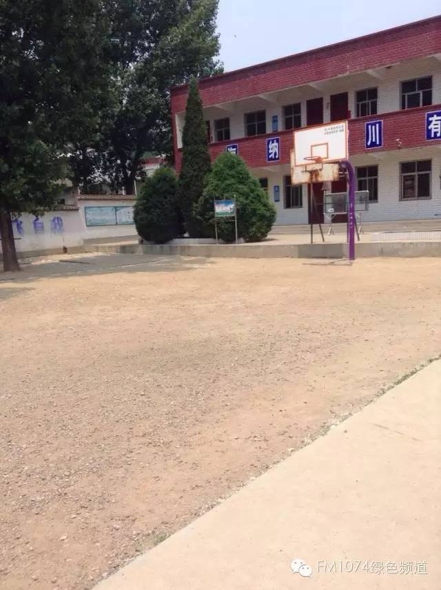 學(xué)校面積不大，只有一棟教學(xué)樓。