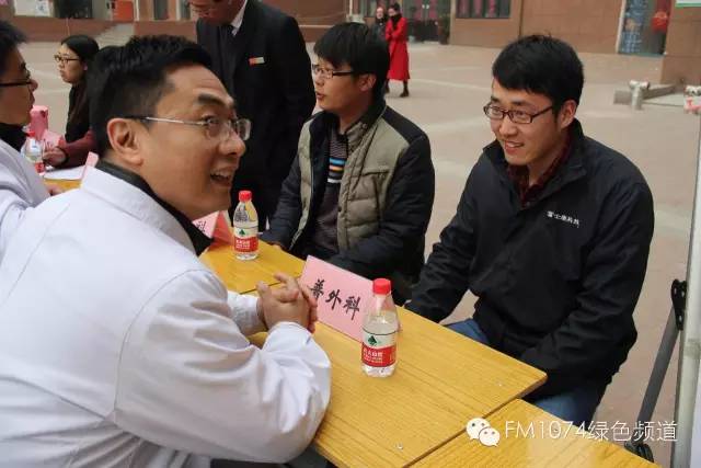 看這位小伙兒，跟我們的醫(yī)生都聊嗨了……