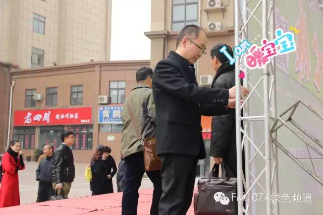 寒江副總監(jiān)親力親為，事無巨細(xì)。偶像真是暖暖惹人愛呢！