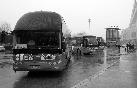 昨天上午10點(diǎn)，17輛愛心大巴從中原福塔廣場(chǎng)發(fā)車