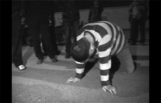 昨日凌晨，鄭州市化工路西段，渾身酒氣的男子出盡洋相