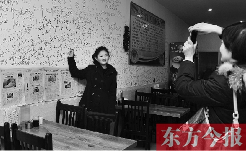 東方今報(bào)“一碗面的溫暖”還在延續(xù)，媒體和愛(ài)心人士的吃面接力熱情不減。