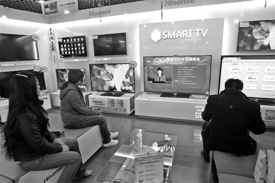 5日，鄭州市的家電賣場里，網(wǎng)絡(luò)電視正在同步直播兩會報道 東方今報記者張培方攝