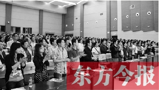 演員謝幕時(shí)，沒有觀眾離場，而是全部起立熱烈鼓掌