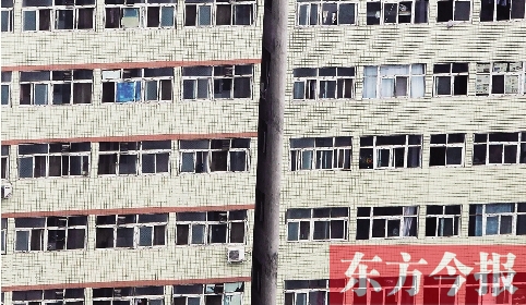 鄭州市城中村眾多類似這樣火柴盒式的房間，成了大中專畢業(yè)生們暫時(shí)安放青春和夢(mèng)想的地方