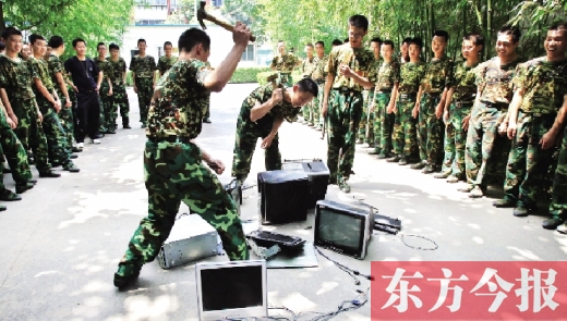 為了讓孩子表達戒除網(wǎng)癮的決心，學校組織孩子親手砸毀電腦