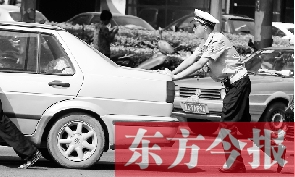 一輛車壞在了路中間，執(zhí)勤交警幫推車