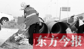 鄭州市鄭東新區(qū)，烈日下工作的環(huán)衛(wèi)工