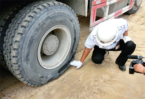 8月3日，棉紡路與六廠前街交叉口附近一輛水泥罐車突然爆胎，路邊一輛電動(dòng)車被沖擊波震翻報(bào)廢