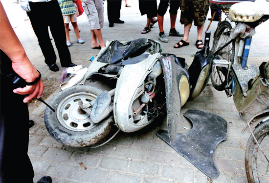 8月3日，棉紡路與六廠前街交叉口附近一輛水泥罐車突然爆胎，路邊一輛電動(dòng)車被沖擊波震翻報(bào)廢