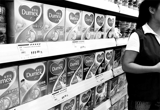 5日，鄭州一家超市內(nèi)，多美滋其他階段奶粉仍在售，但無人問津