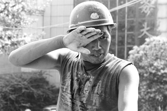 昨日，濟(jì)源市市政工人王紅旗在揮汗工作