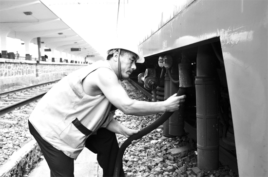 昨日，商丘火車(chē)站給水員在烈日下工作