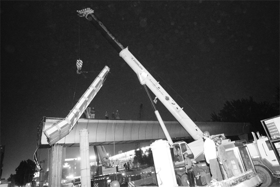 昨日凌晨，鄭州市動(dòng)物園天橋徹底拆除