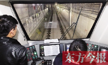 為了地鐵一號(hào)線在年底按期投入試運(yùn)營(yíng)，大家正在緊張調(diào)試