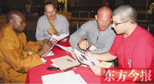 研討會(huì)現(xiàn)場(chǎng)，少林洋弟子熱議東方今報(bào)報(bào)道《大爭(zhēng)之寺》