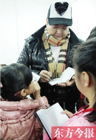 范軍成為小記者俱樂部藝術(shù)指導老師 范軍成為小記者俱樂部藝術(shù)指導老師