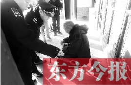 昨日，鄭州市管城區(qū)執(zhí)法局對(duì)轄區(qū)一只狗狗檢查是否辦過證 東方今報(bào)首席記者 劉棟杰 攝