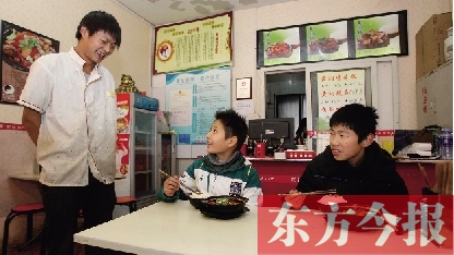 11月30日，鄭州市81中的兩位學生用勞動為自己掙了一頓中午飯，心里很高興