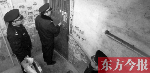 12月3日，鄭州市隴海路。執(zhí)法人員欲進入一戶未辦狗證的居民家中，強行將狗帶走