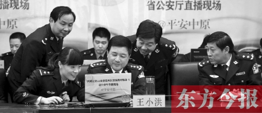 省公安廳廳長(zhǎng)王小洪（中）和微博網(wǎng)友在進(jìn)行交談，發(fā)現(xiàn)問(wèn)題現(xiàn)場(chǎng)馬上解決