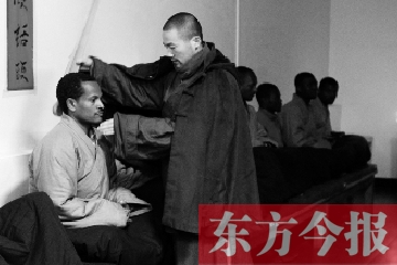 少林功夫講究禪武合一，坐禪當(dāng)然少不了,別看就是坐坐，姿勢(shì)都要師傅教