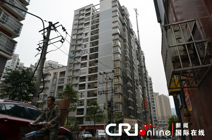 2013年4月2日，四川達城，電線桿足足有19層樓高，而且離小區(qū)住戶的房屋很近。圖片來源:張驥/CF