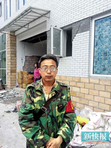 被免副鄉(xiāng)長(zhǎng)楊成毅成災(zāi)區(qū)首位免職干部，接受新快報(bào)記者采訪時(shí)稱：“服從組織決定，大難當(dāng)前官位不要緊”