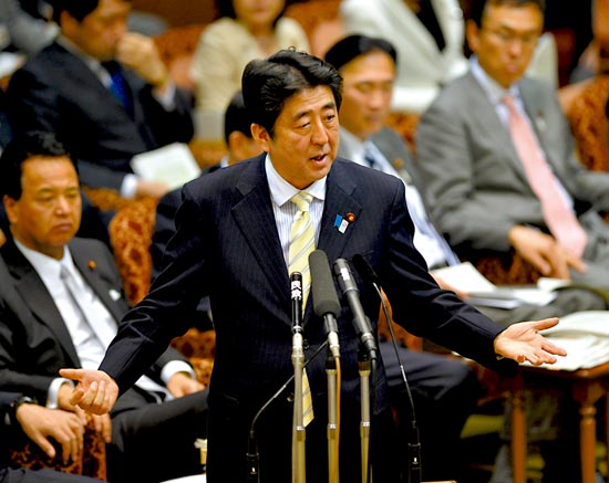 23日，安倍在參議院預算委員會發(fā)表講話。