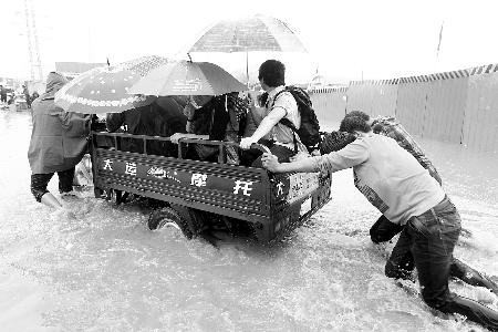 “擺渡”，每人5塊錢(qián) 記者 王春勝/攝