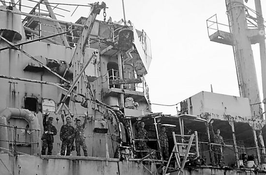 　菲政府28日對(duì)媒體公布坐灘南海仁愛礁的破舊登陸艦及守軍圖片