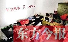 廁所進(jìn)門中廳，擺放著灶臺(tái)、餐桌、床鋪等，乍一看像個(gè)客廳