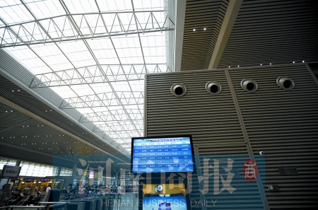 　鄭州東站三樓候車大廳，雖然空調(diào)處有涼風(fēng)吹出，但陽光通過頂棚照進(jìn)，導(dǎo)致整個(gè)大廳的空調(diào)制冷效果不明顯