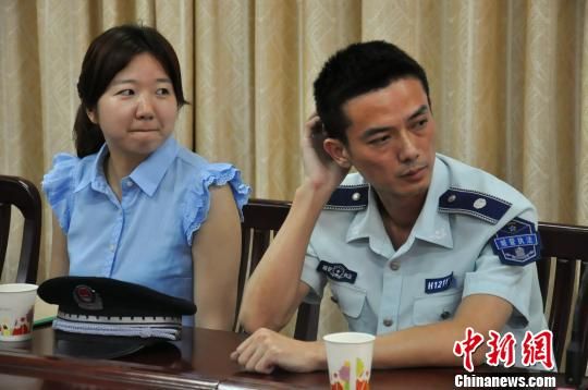 圖為參與“體驗(yàn)式執(zhí)法”的兩名城管隊(duì)員?！埱邸z