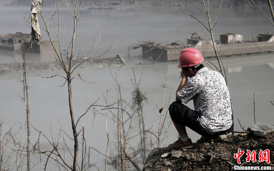 7月14日，四川綿陽，在水下沉寂了5年多的北川漩坪鄉(xiāng)浮出水面，如海市蜃樓飄浮在堰塞湖水面，回來看自己