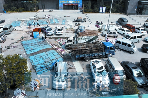 昨日上午，事發(fā)現(xiàn)場仍停有多輛被砸變形的汽車