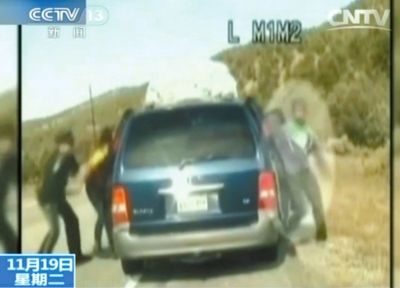 雷爾與警察爭(zhēng)執(zhí)，費(fèi)雷爾兒子下車試圖保護(hù)媽媽。