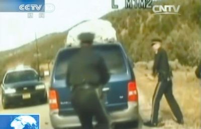 費(fèi)雷爾再次上車，警察拿警棍砸車窗。