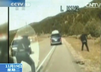 費(fèi)雷爾駕車逃走，警察連開數(shù)槍。央視截圖