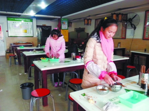 參加體驗(yàn)的兩名學(xué)生成功“入職”后,開始收拾餐桌。