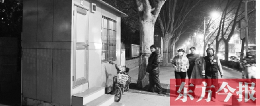 1月13日晚9點(diǎn)30分，鄭州市綠城廣場(chǎng)內(nèi)的公廁依然開放