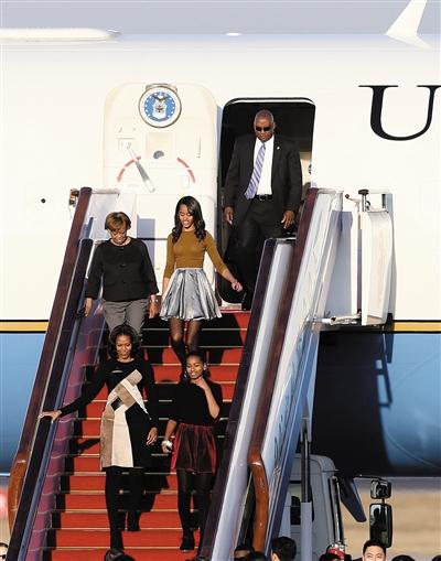 昨日下午5時30分，美國第一夫人米歇爾走出專機艙門，抵京開始訪華。與其一同來訪的家庭成員還有她的母親