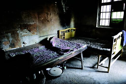 姐妹倆的臥室長期不通風(fēng)，又潮又悶