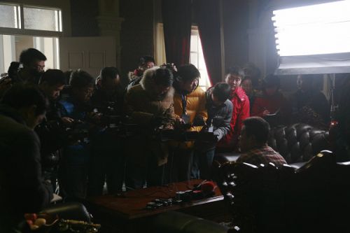 各路媒體記者探班《大河兒女》現(xiàn)場。