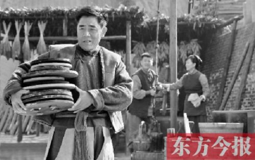 陳寶國(guó)在《大河兒女》中飾演男一號(hào)、燒制鈞瓷的手藝人賀焰生