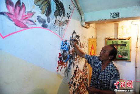 六旬老人創(chuàng)作樓道壁畫(huà)