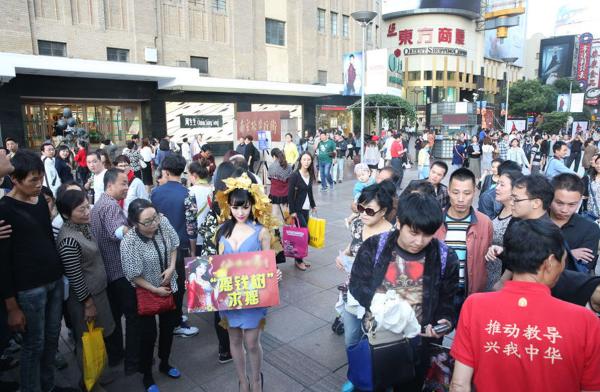 女子鬧市扮成“搖錢樹” 無(wú)人敢搖