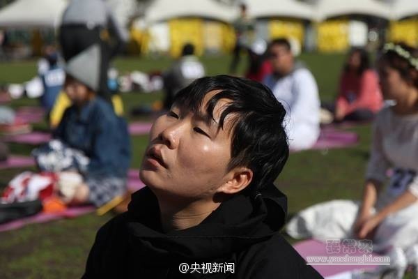 韓國(guó)舉辦“發(fā)呆大賽” 選手面僵齊放空 韓國(guó)舉辦“發(fā)呆大賽” 選手面僵齊放空